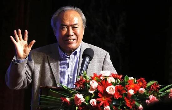王全安频频操纵田小娥，编织出一张蜘蛛网，将支离破裂的人物关系委曲粘连到一路，乃至在她死了后，还要操纵残剩价值，制造修塔仍是修庙的冲突，再往后，用无可用，完全一溃千里，影片于焉止息。
