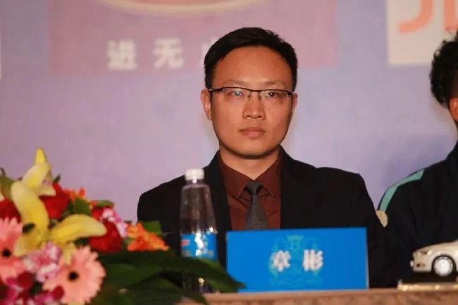 在最新曝光的片段中，寡姐和片中妹妹弗洛伦斯;皮尤在匈牙利布达佩斯相遇，她们陷入激烈争吵，在刀枪打斗中摧毁了一个中世纪风格的厨房，这场动作戏结束在弗洛伦斯;皮尤拿出两个酒杯，并打开一瓶俄罗斯伏特加